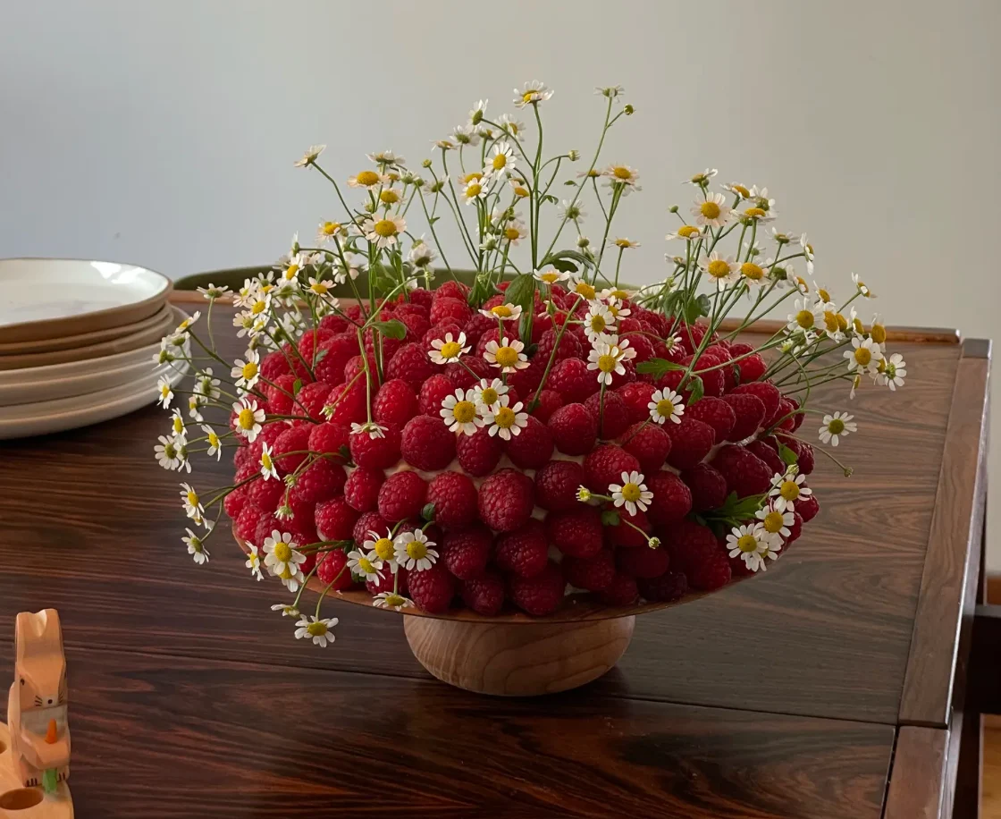 birthday cake with daisies